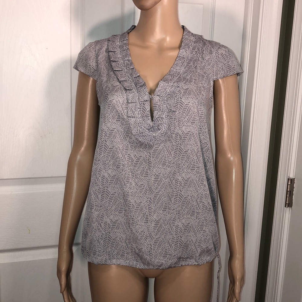 Banana republic factory gray print top. S